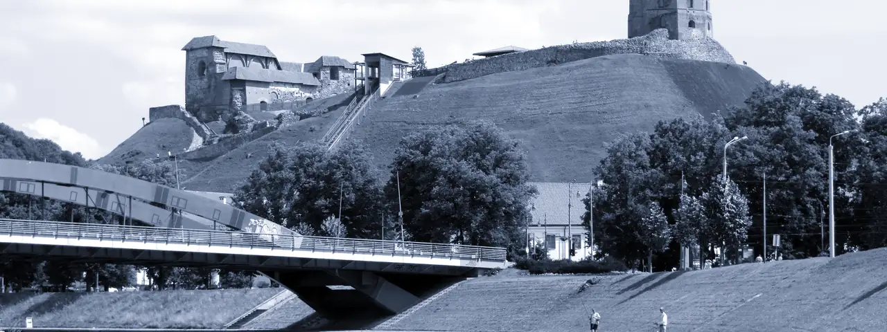 Gedimino kalnas su bokštu Vilniuje, žemiau – upė ir pėsčiųjų tiltas