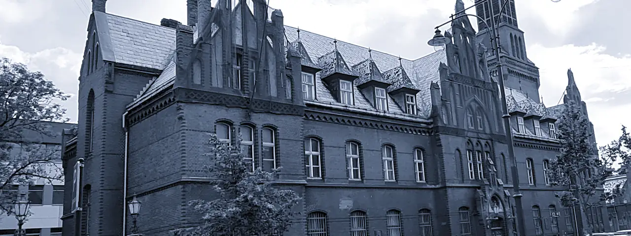 Raudonų plytų neogotikinis pašto rūmų pastatas Klaipėdoje su smailiais frontonais